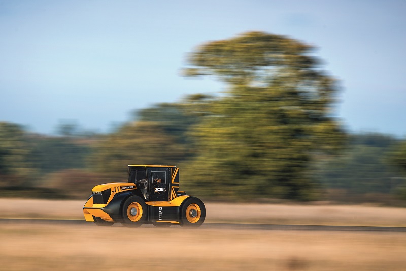 The JCB Fastrac speeds towards the World's Fastest Tractor title .jpg